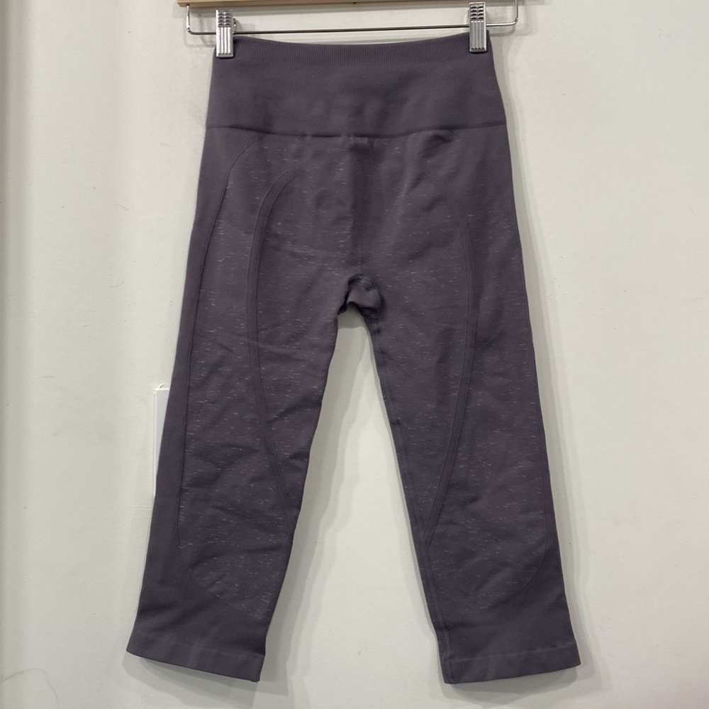 Lululemon Free To Flow Crop 17” Magnum/White size 6 - Picture 11 of 15